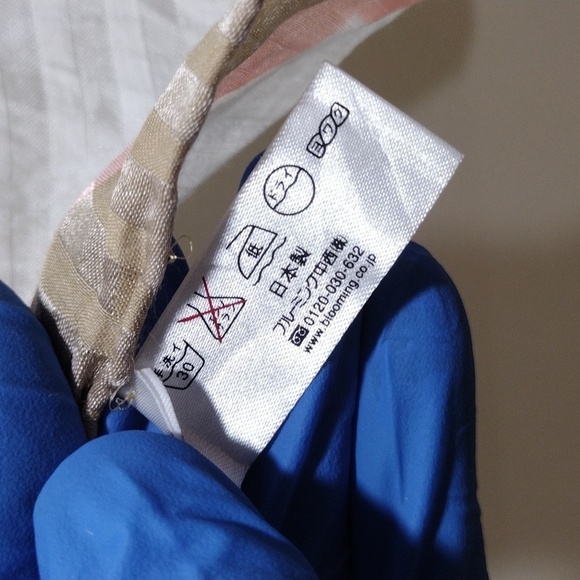 Nina Ricci Floral Butterfly Print Design Neck, muffler, square Scarf 22x22-inch - Picture 8 of 9